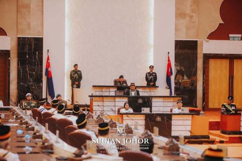 苏丹依布拉欣为柔佛州议会主持开幕,发表施政御词。(图片取自苏丹脸书)