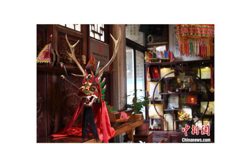 广州&ldquo;85后&rdquo;龙头雕刻师张伟潮制作的龙头。