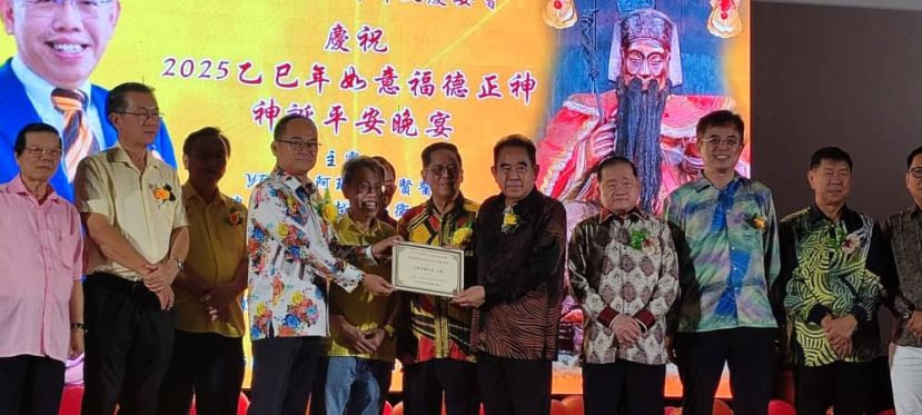 在总嘉宾的见证下，乙巳年如意伯公神诞炉主拿督龚财兴（左四）移交职权于丙午年值年炉主天猛公刘石星时摄。