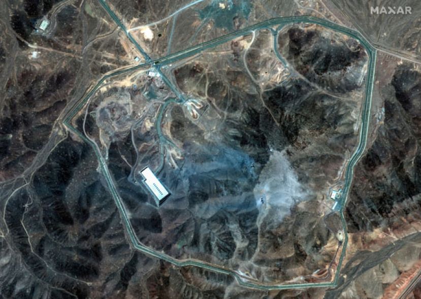 美国袭击福尔多地下核设施后的卫星影像。