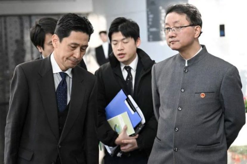 日本外交部亚洲大洋洲局局长金井正彰（左）与中国外交部亚洲司司长刘劲松（右）会谈后离开。
