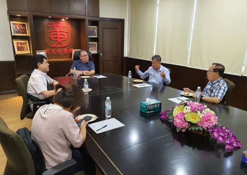 黄文彬集团董事拿督黄国辉（左三）与知名时事评论员胡逸山博士（左二）及砂中总会长拿督  陈日枝（右一）、砂漳泉公会主席郑佑上（右一）探讨砂选举趋势。