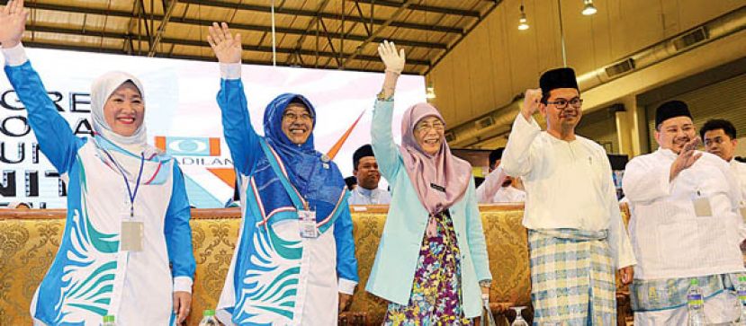 拿督斯里旺阿兹莎带领妇女组、公青团及中央领袖向党员们挥手。