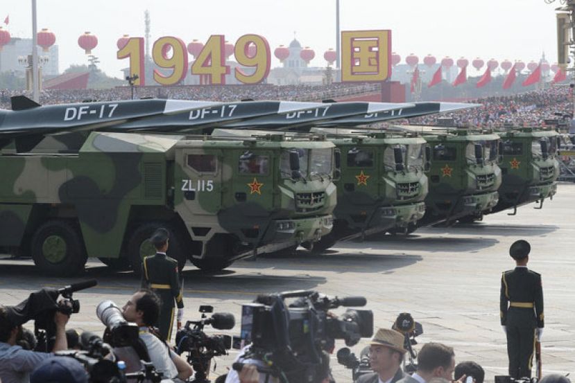中国建政70年大阅兵，展示高超音速飞弹东风-17。