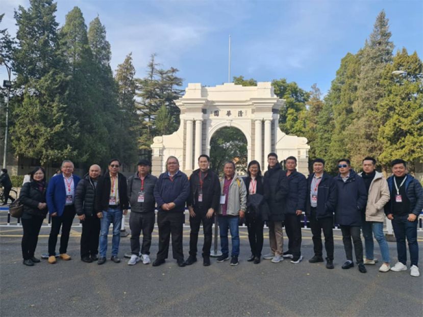 考察团成员摄于清华大学校门前。