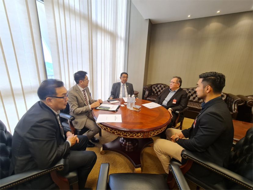 砂中友谊跑筹委会联合主席拿督黄国辉（右二）与工委会成员拜会砂拉越旅游、创意产业和表演艺术部长拿督斯里阿都卡林（左三）。左一起为砂中友好协会财政王运才博士、砂中友好协秘书长许瑞益。右一起为中中校友会副财政余养辉。