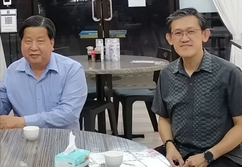 砂医总会长江宗兴（左）及峇都林当康乐俱乐部顾问薛华东强调社险保障重要性。