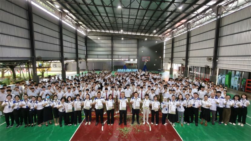 古晋四中全体师生为《为华教，献爱心》66周年校庆义卖会，在大礼堂进行大合照。