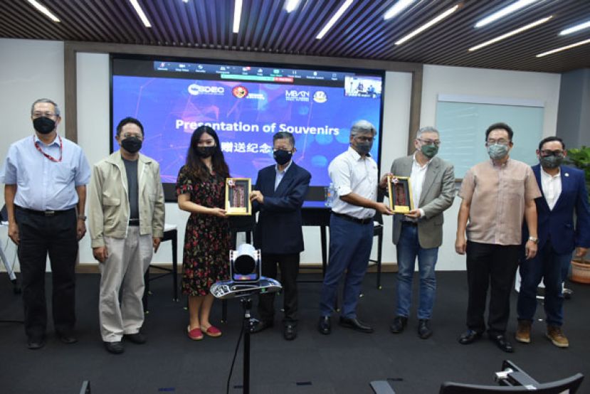 古晋中华总商会会长拿督陈日枝（左四）赠送纪念品予讲师符诗韵（左三）及砂拉越数码经济机构首席执行员苏达诺多奥斯曼（右四）  赠送纪念品予讲师Alan Lim（右三）。