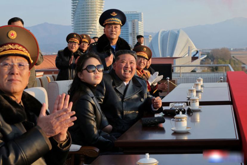 朝鲜最高领导人金正恩带著女儿金主爱出席空军成立80周年纪念典礼。