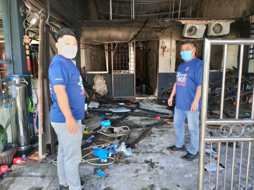 华总救灾组组员何启福（左）与林润辉视察灾场。