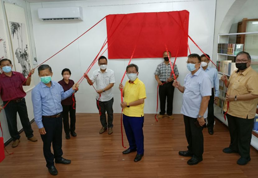 砂地方政府与房屋部部长拿督斯里沈桂贤（中）与嘉宾们共同为古晋中华文化中心暨&ldquo;福建阅读角&rdquo;主持启用礼。