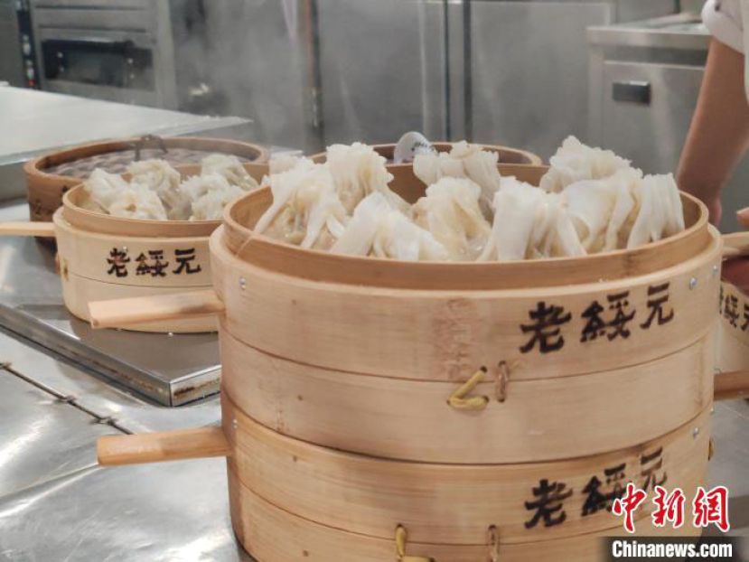 内蒙古呼和浩特，烧麦馆刚出锅的蒸烧麦状如石榴，香味扑鼻，令人垂涎欲滴。