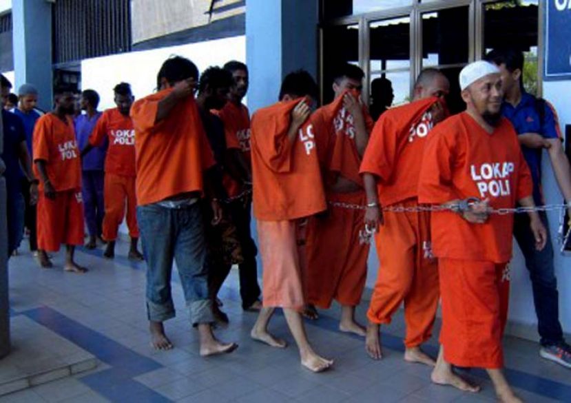 图:阿兹哈(前)与成员被警方带到双溪大年法庭申请延长扣留令。