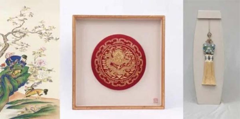  李在明夫妇向习近平夫妇赠送的礼品。左起依次为麒麟图、金箔龙纹相框、韩国传统配饰。