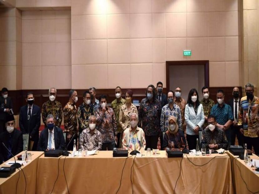 首相拿督斯里依斯迈沙比里（中）与大马驻印尼媒体与印尼媒体见面交流。