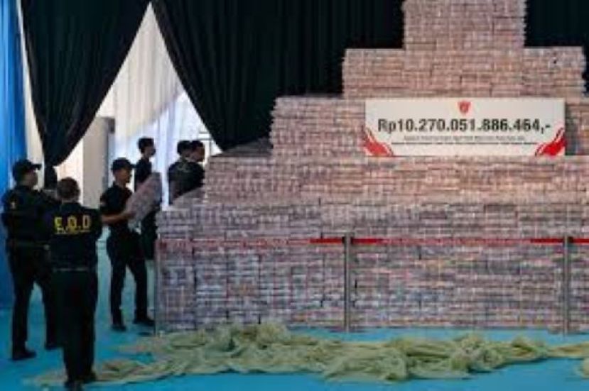 成堆的10万面值印尼盾纸币堆积如山。