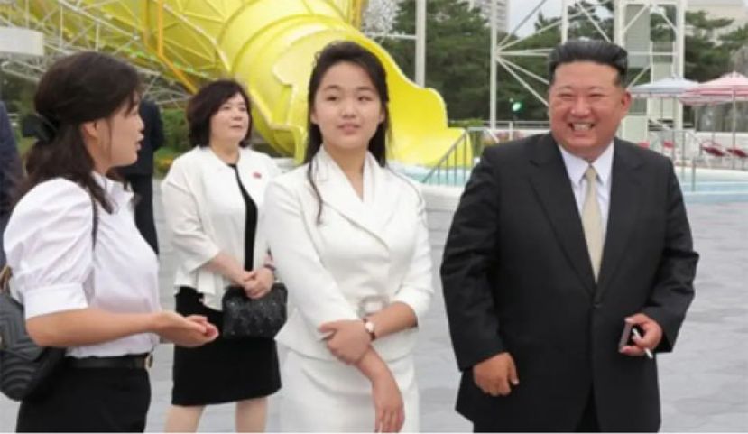 金正恩与妻女一同亮相，女儿金主爱手上的钻表意外引发韩国媒体讨论。