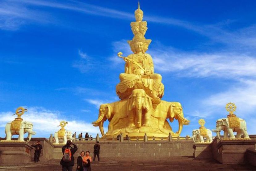 峨眉山景区金顶的四面十方普贤坐像。