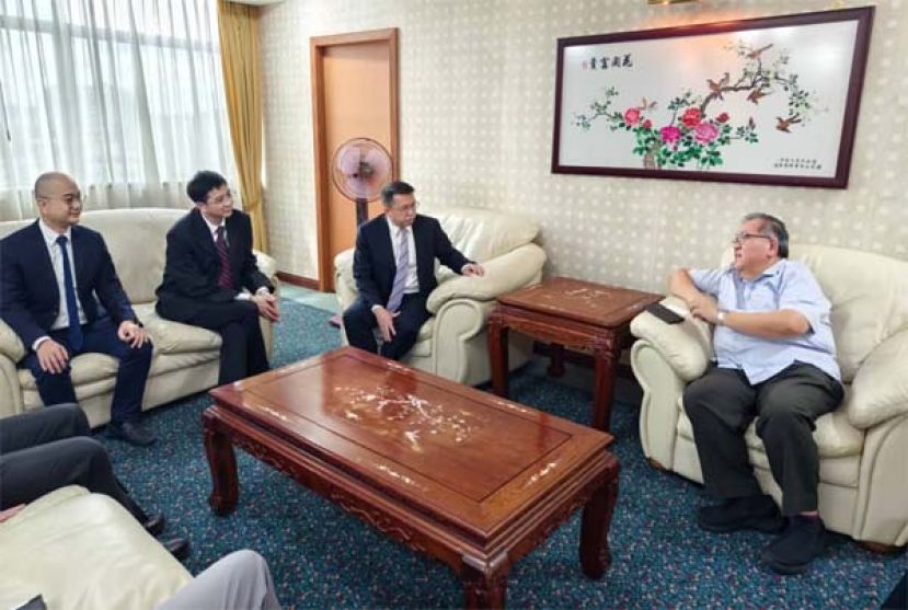 左一起为泉州市发改委经济协作科科长钟华辉 、泉州市资源规划局副局长王珏、泉州市发改委主任廖良结与砂中友好协常务副会长兼泉州市侨联海外顾问拿督黄国辉交流。