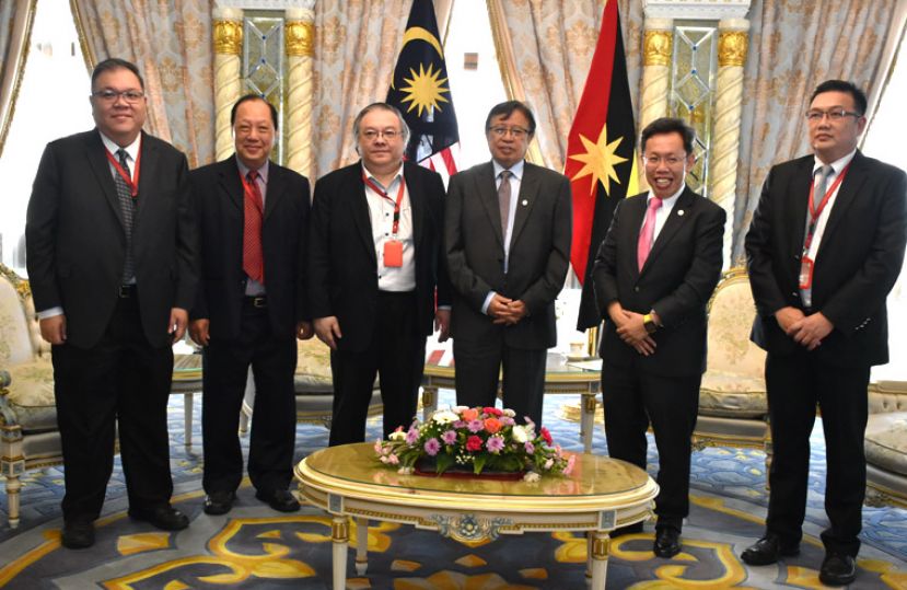 砂地方政府与房屋部长拿督沈桂贤（右二）与砂中友好协会会长拿督黄国忠（左三）率领副会长兼工委会主席拿督黄国辉（左一）、财政兼工委会副主席王运才博士（右一）、副会长许如湘（左二）礼貌拜会砂首部长拿督巴丁宜阿邦佐哈里（右三）。