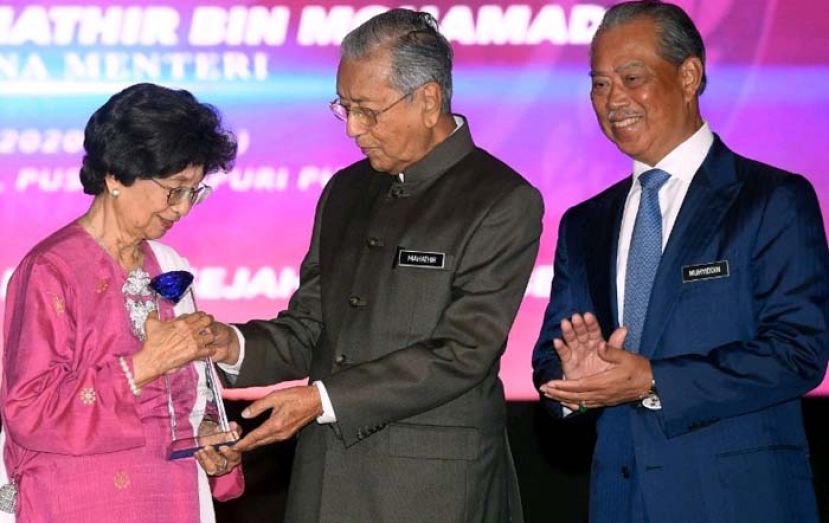 首相敦马哈迪(中)颁发反毒杰出人物特别奖予夫人敦茜蒂哈斯玛(左),右为内政部长丹斯里慕尤丁。
