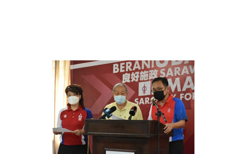 投票站从肯雅兰被换到泗里街的80岁华裔邓伦凯（中）在杨薇讳及张健仁陪同下召开新闻发布会。    