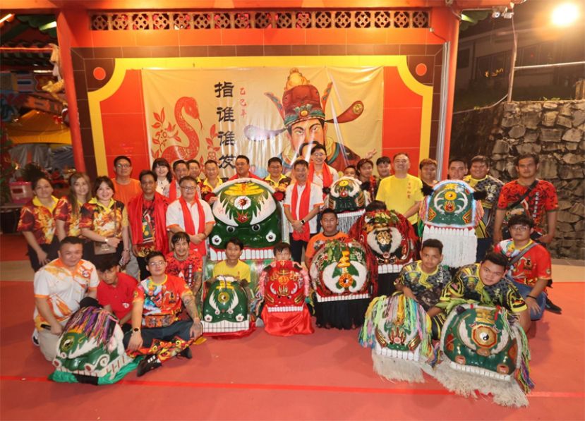 石角丰圣客家青狮、石角广龙宫老祖天师公会、马来西亚客家文化协会（（砂分会）、石角青圣青狮王、石隆门吉祥如意还原狮王、石角罗知港法祖圣君青狮王、石角迎春福青狮王、石角新山肚符公青狮王、石角新山肚大伯公金狮队、廿一哩来拓村同和青狮队、廿一哩良城青狮王、石隆福胜青狮王、马丽哈关圣帝君青狮王全体代表合影。