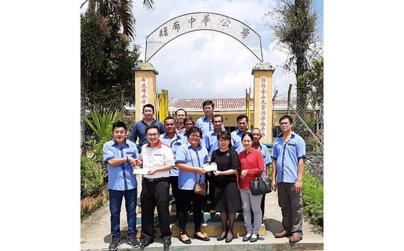 国内贸易及消费人事务部副部长兼实旦宾区国会议员张健仁(前排左二)与朋岭区州议员杨薇讳(前排右二)移交拨款支票,由短廊中华公学校董会主席李思兴(前排左一)及校董沈惠珠(前排右三)接收。前排右一为张健仁特别助理周宛诗。