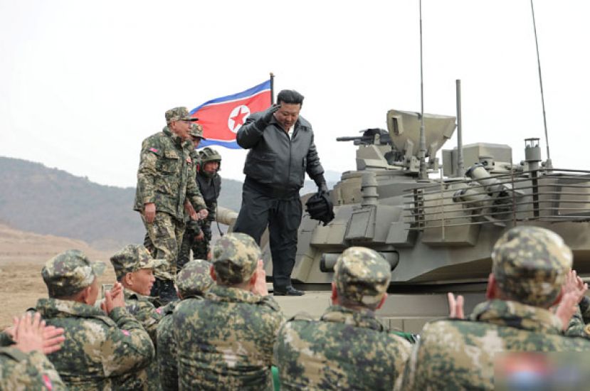 金正恩亲自登上新型坦克、驾驶坦克。