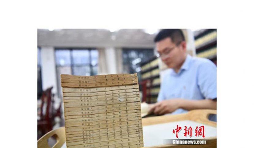 受访者在四川大学图书馆翻阅《三苏全集》(清道光刻本)。