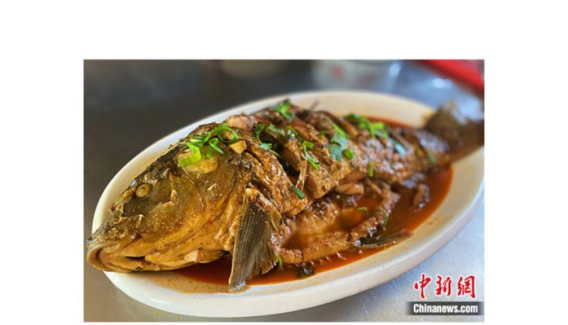 刚出锅的&ldquo;开河鱼&rdquo;色泽鲜亮。每年3月中旬至5月间，位于内蒙古自治区呼和浩特市托克托县的小渔村，便会迎来天南海北的&ldquo;寻味客&rdquo;，其目标是享用一餐鲜嫩肥美的&ldquo;开河鱼&rdquo;。