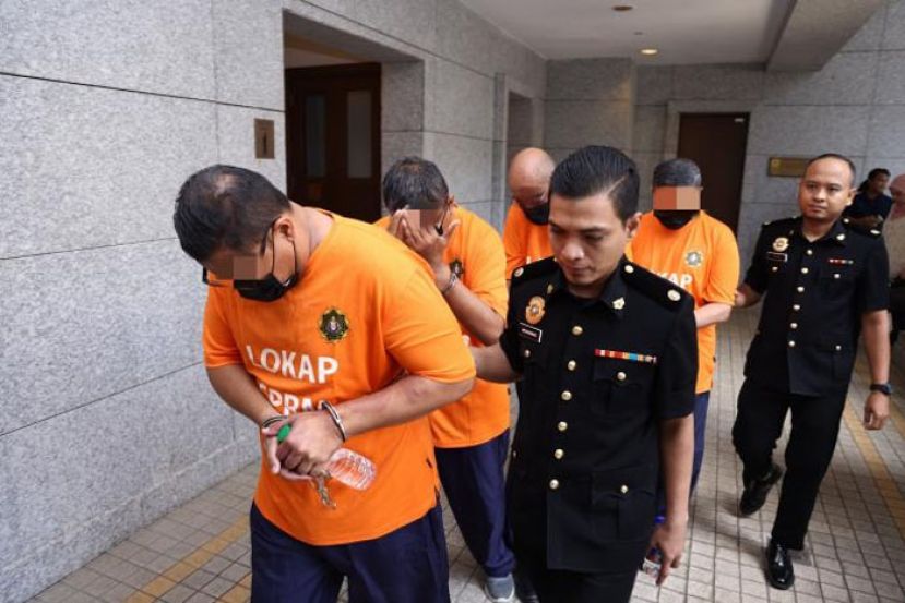 大道公司首席执行员被带上布城推事庭时摄。