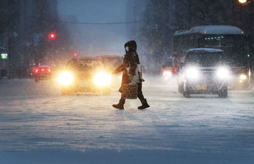 日本北海道札幌市12日出现强烈降雪。