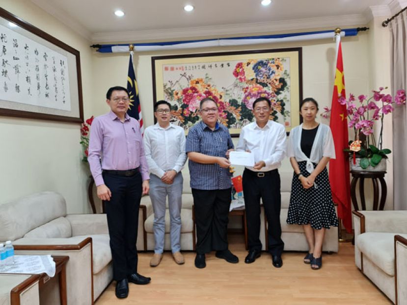 筹委会联合主席拿督黄国辉（左三）和许瑞益（左二）及工委会署理主席王志强（左一），礼貌拜会中国驻古晋总领事邢伟平阁下（右二）之际，移交顾问委任函予邢总。右一为邵笑领事。
