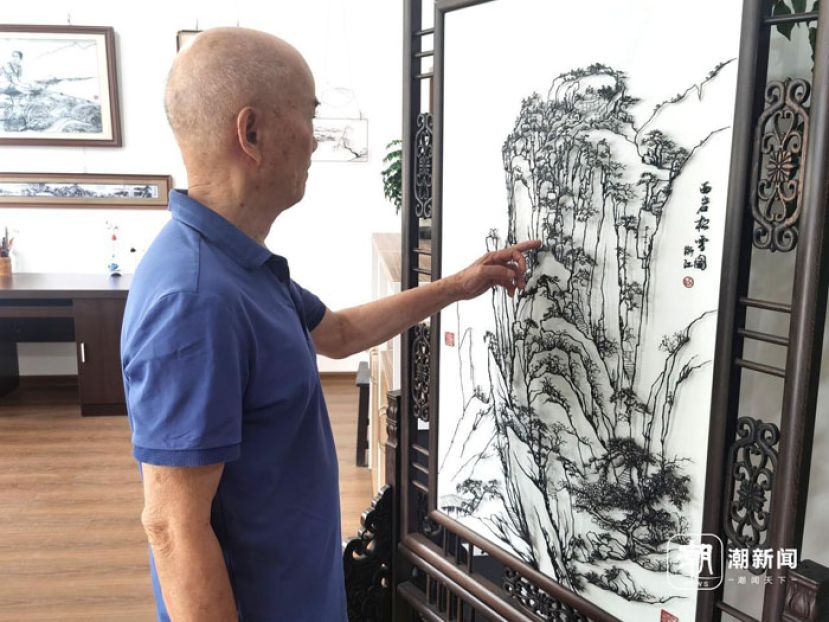 张家康展示作品。