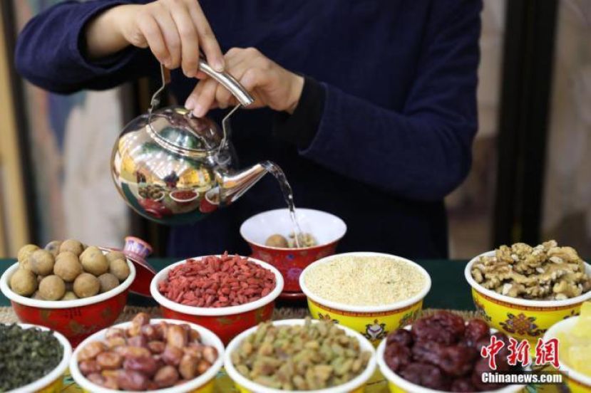 茶艺师正在展示八宝茶泡制过程。