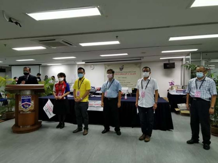 选举官黄明光（左1）于今早10时27分宣布五位候选人成功提名。