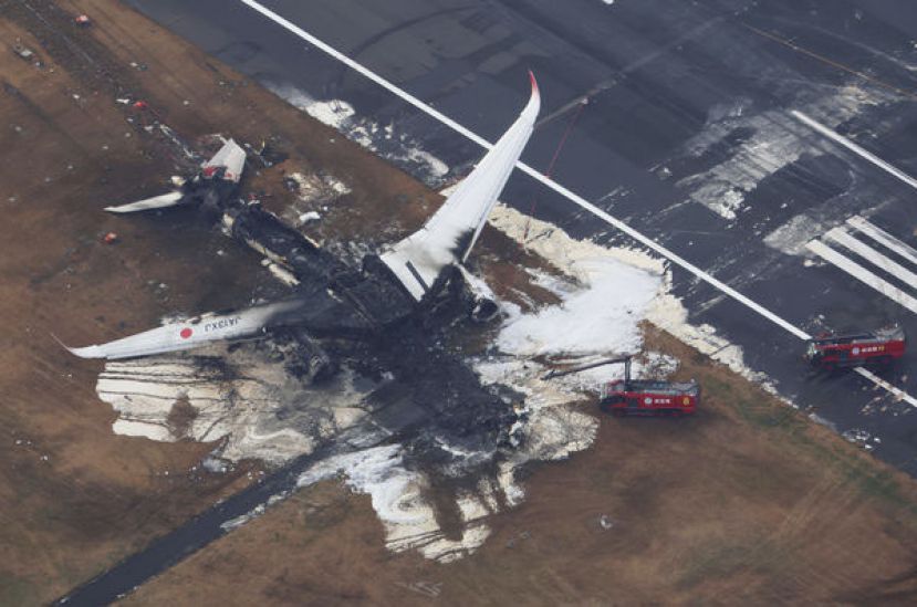 日本航空JAL516在羽田机场与海保机相撞。