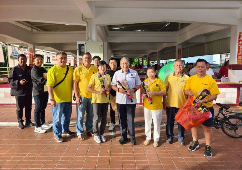 南市市长黄鸿圣母亲节前夕走访市场派花与寿桃包