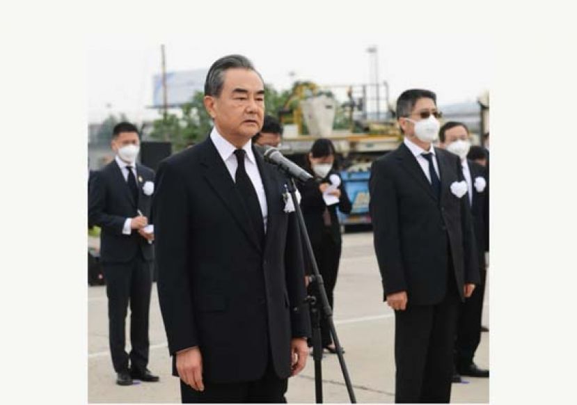 国务委员兼外交部长王毅赴首都机场，向日前在特拉维夫不幸去世的中国驻以色列大使杜伟遗体致哀。