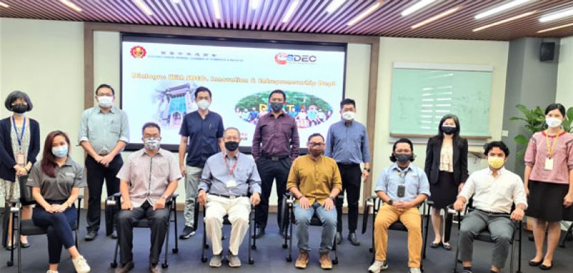 众出席者在讨论联办天使投资者计划会议后合影 坐者左起：SDEC执行员Elizabeth Charles，古晋中总数字经济组主任田松茂，副会长暨数字经济组顾问郭应茂，SDEC之创新及企业部主管Ts.   Hazwan Razak，SDEC高级执行 Khairool Adzelan, SDEC 执行员Amirul 站者左起：砂中总执行秘书许彩虹，古晋中总数字经济组副主任王运才博士、陈明，青商团副团长陈政信，青商团长蔡明龙，执行秘书邓丽卿，砂中总助理执行秘书苏美霞。