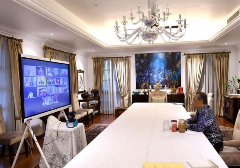 慕尤丁（右）主持国盟主席理事会线上会议。