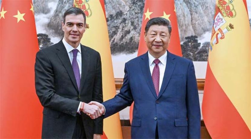 中国国家主席习近平（右）于2025年4月11日在北京会见来华访问的西班牙首相桑切斯（左）。