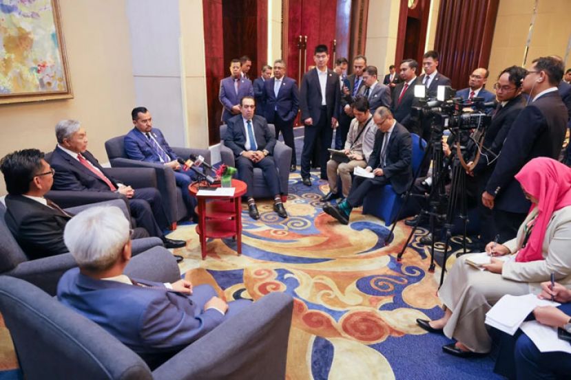 副首相阿末扎希向媒体发表谈话时摄。