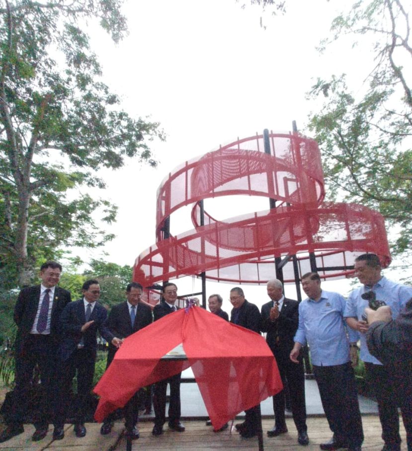 中国云南省委书记兼云南省人大常委会主任王宁（左四）与砂副总理拿督阿玛沈桂贤（右五）及嘉宾们共同为马中友谊公会南侨机工纪念亭主持揭幕礼。