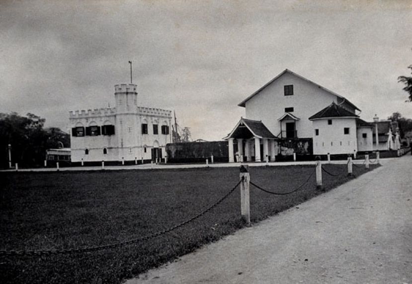 图示：建于1879年的&ldquo;方堡&rdquo;（Square Tower）位于海唇街与甘蜜街交接处。