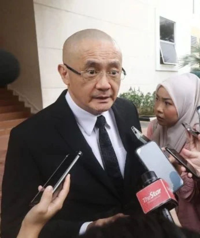 冯吉祥在推事庭外向媒体发言。