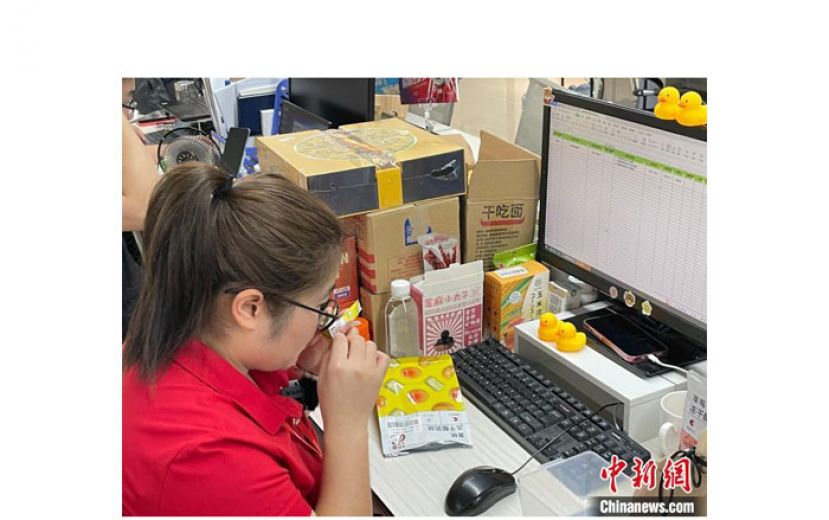 谢永敏在试吃。