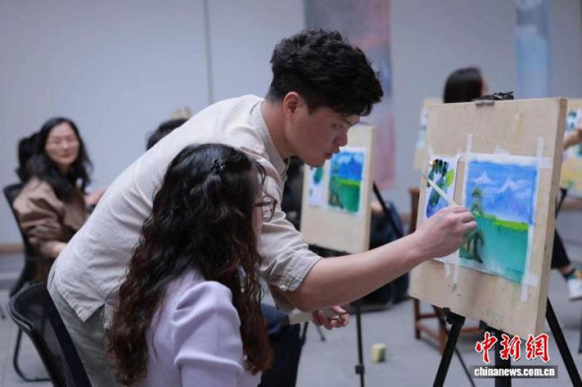 石德成传授学员刀画绘画技巧。
